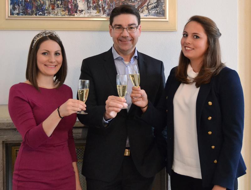 Oberb&uuml;rgermeister Thomas Hirsch (mitte) mit der amtierenden Weinprinzessin Rosa I. (links) und der k&uuml;nftigen Landauer Weinhoheit Lilli Joachim (rechts)