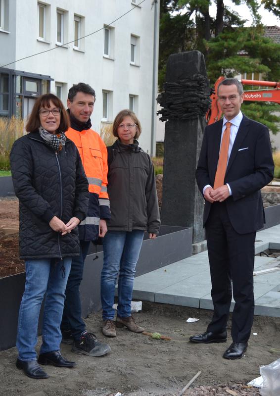B&uuml;rgermeister Dr. Maximilian Ingenthron (r.) hat sich gemeinsam mit (v.l.n.r.) Stadtarchivarin Christine Kohl-Langer, dem stellvertretenden Leiter des Stadtbauamts, Ralf Bernhard, und der Leiterin der Gr&uuml;nfl&auml;chenabteilung, Sabine Klein, ein Bild vom Forts