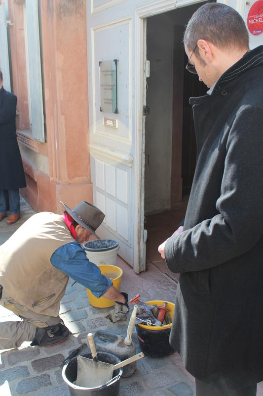 : Die letzte Stolpersteinverlegung in Landau erfolgte im M&auml;rz dieses Jahres. Hier verlegt Gunter Demnig unter den Augen von B&uuml;rgermeister Dr. Ingenthron den Stolperstein f&uuml;r Olga Loeb vor dem Frank-Loebschen Haus