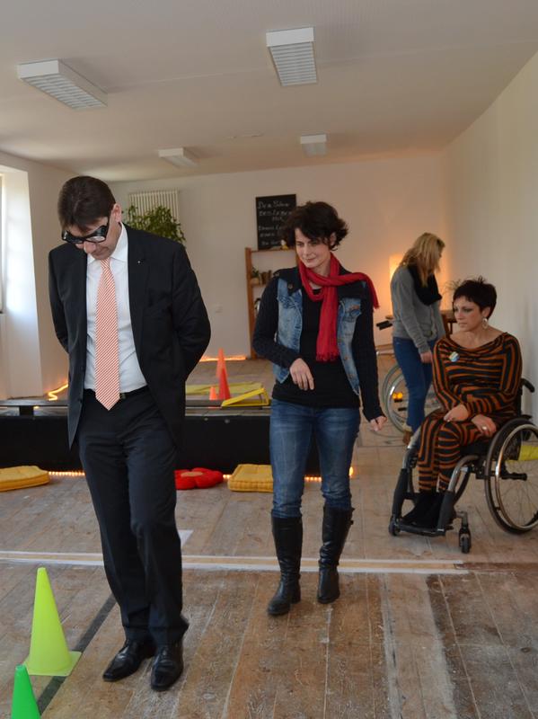 Seit zehn Jahren pr&uuml;ft und fordert die Mitmachausstellung &raquo;Haus der Sinne&laquo; die f&uuml;nf Sinne des Menschen. Oberb&uuml;rgermeister und Jugend- und Sozialdezernent Thomas Hirsch macht sich jedes Jahr vor Ort ein Bild von den verschiedenen Stationen