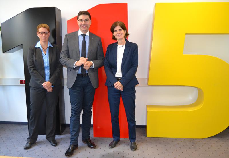 Landaus Oberb&uuml;rgermeister Thomas Hirsch hat dem Servicecenter der Metropolregion Rhein-Neckar, in dem die Anrufe der &raquo;115&laquo; f&uuml;r die Region entgegengenommen werden, jetzt einen Besuch abgestattet. Bei der Stippvisite wurde er von der Leiterin des Servicecen