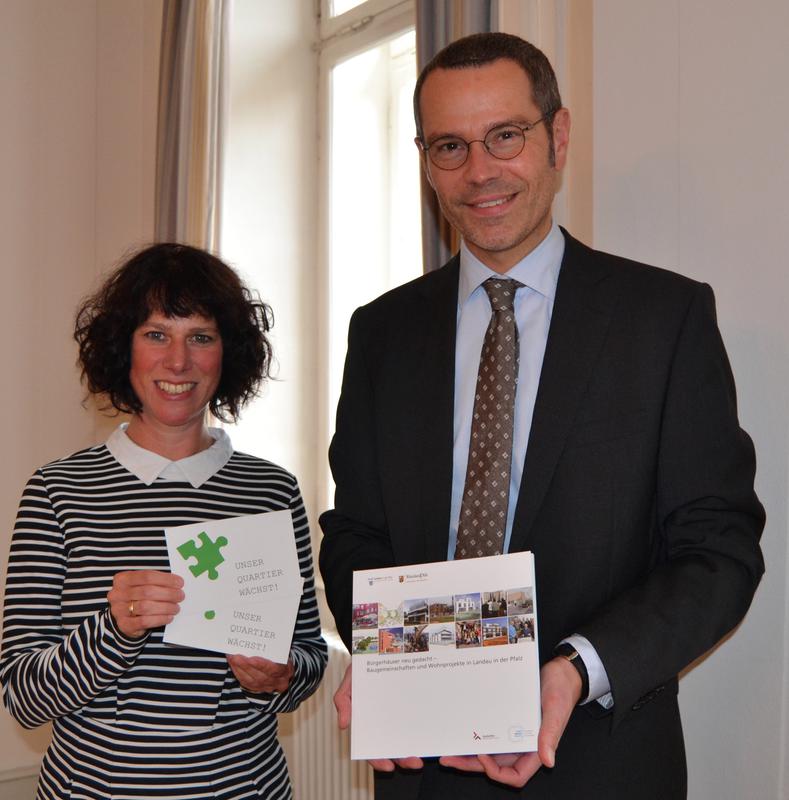 Baudezernent B&uuml;rgermeister Dr. Maximilian Ingenthron und Sylvia Schmidt-Sercander vom Stadtbauamt stellen das Programm zum Themennachmittag vor