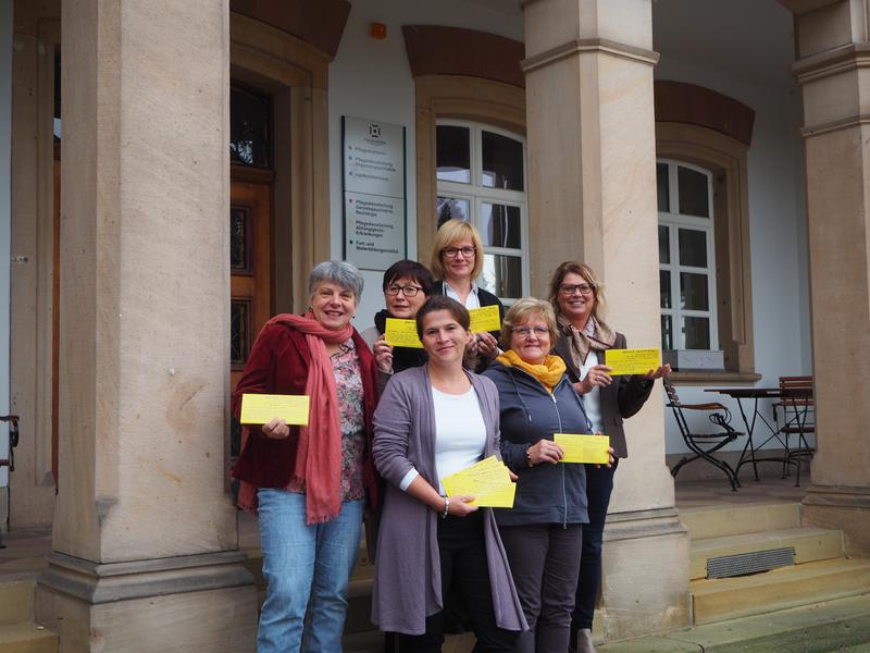 Aktiv f&uuml;r die Frauengesundheit: (v.l.n.r.): Rosa Tritschler (Frauenbeauftragte VG Herxheim), Barbara Dees (Gleichstellungsbeauftragte S&Uuml;W), Marita Rothmann (Gleichstellungsbeauftragte VG Bad Bergzabern), (dahinter) Silvia St&auml;dtler-Kern (stv. Gleichstellun