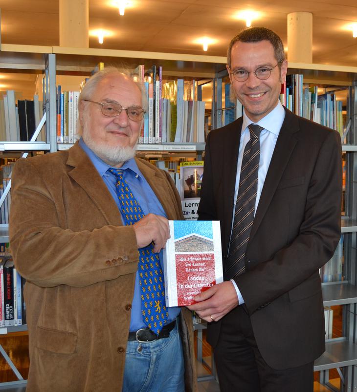 Der Landauer Autor Wolfgang Diehl (l.) &uuml;berreicht ein Exemplar seines neuen Buchs &raquo;Die sch&ouml;nste Stadt des Landes: Landes Au - Landau in der Literatur&laquo; an B&uuml;rgermeister und Kulturdezernent Dr. Maximilian Ingenthron (r.).
