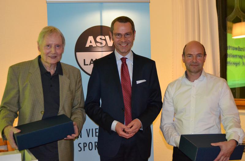 B&uuml;rgermeister und Sportdezernent Dr. Maximilian Ingenthron (Mitte) gratulierte dem neuen Vorsitzenden des ASV Landau, Hans-Peter Hertel (rechts), und bedankte sich beim scheidenden Vorsitzenden Manfred Ecker f&uuml;r dessen Engagement in den vergangenen 17 Jah