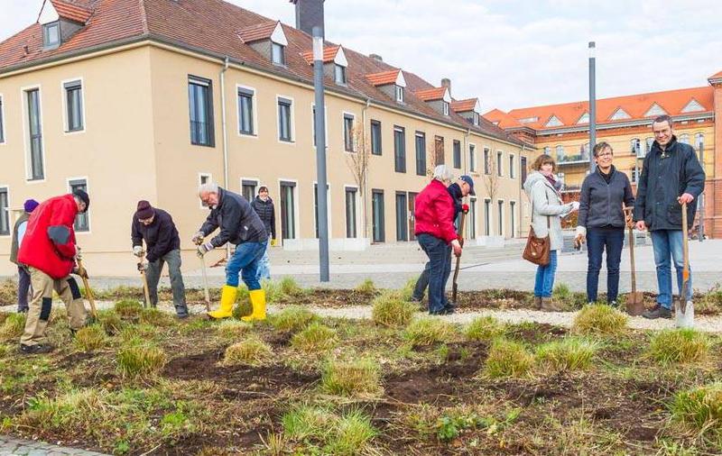 Rund 20 Helferinnen und Helfer des &raquo;Freundeskreises Bl&uuml;hendes Landau&laquo; haben jetzt eine Blumenzwiebel-Steckaktion durchgef&uuml;hrt. Auch B&uuml;rgermeister Dr. Maximilian Ingenthron (rechts), selbst Vorstandsmitglied des Freundeskreises, griff zum Spaten.