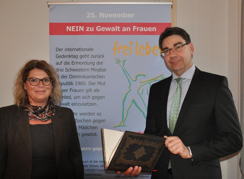 Anl&auml;sslich des Aktionstags &raquo;Nein zu Gewalt an Frauen&laquo; laden Oberb&uuml;rgermeister Thomas Hirsch und die st&auml;dtische Gleichstellungsbeauftragte Evi Julier vom 21. bis zum 25. November zu einer Mitmachaktion im Foyer des Rathauses ein. Unter anderem wird ein Buc