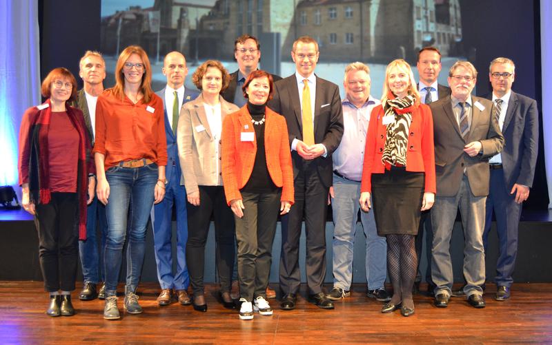 B&uuml;rgermeister und Schuldezernent Dr. Maximilian Ingenthron mit der versammelten F&uuml;hrungsriege der weiterf&uuml;hrenden Schulen in Landau.