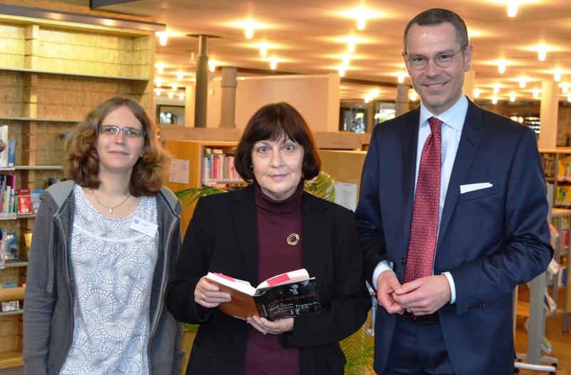 B&uuml;rgermeister und Kulturdezernent Dr. Maximilian Ingenthron er&ouml;ffnete gemeinsam mit der Leiterin der Stadtbibliothek, Amelie Goller (l.), und Dr. Helga Laux den Bundesweiten Vorlesetag in der Stadtbibliothek Landau.