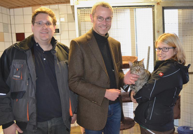 B&uuml;rgermeister Dr. Maximilian Ingenthron (Mitte) mit Jan Gensheimer, dem Vorstand des Tierschutzvereins S&uuml;dpfalz, Tierpflegerin Sarah Wisotzki und Kater Stripe.