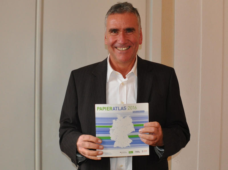 Beigeordneter und Umweltdezernent Rudi Klemm freut sich &uuml;ber das gute Abschneiden der Stadt Landau beim St&auml;dtewettbewerb der Initiative Pro Recyclingpapier.