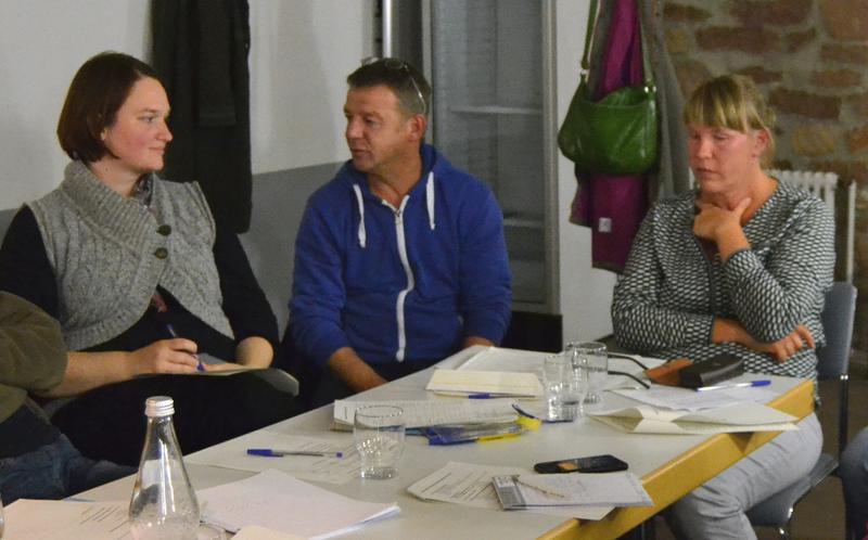 Arzheim soll einen Dorfladen bekommen: Dorfentwicklungspartnerin Annette Struppler-Bickelmann, Ortsvorsteher Klaus Ki&szlig;el und Antje R&ouml;per-Kintscher, Initiatorin der Arzheimer Dorfladen-Initiative, beim j&uuml;ngsten Treffen.