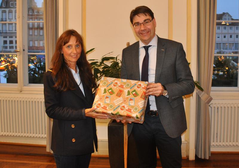 Auch Landaus Oberb&uuml;rgermeister Thomas Hirsch unterst&uuml;tzt die Initiative der Serviceclubs Round Table und Ladies' Circle Deutschland und &uuml;bergab der deutschlandweiten Leiterin des Konvois, Nicole Richter, sein Weihnachtsp&auml;ckchen.