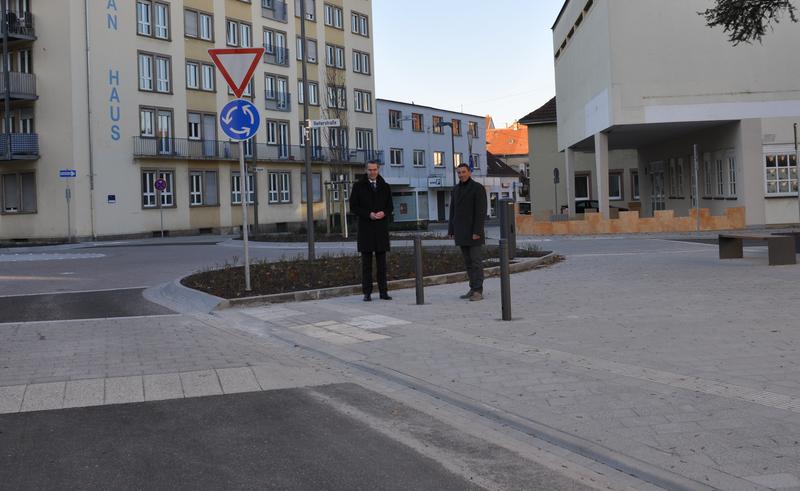 B&uuml;rgermeister und Ordnungsdezernent Dr. Maximilian Ingenthron (l.) gemeinsam mit Ralf Bernhard, Leiter der Abteilung f&uuml;r Mobilit&auml;t und Verkehrsinfrastruktur, an den neu aufgestellten Pollern am Elias-Gr&uuml;nebaum-Platz.