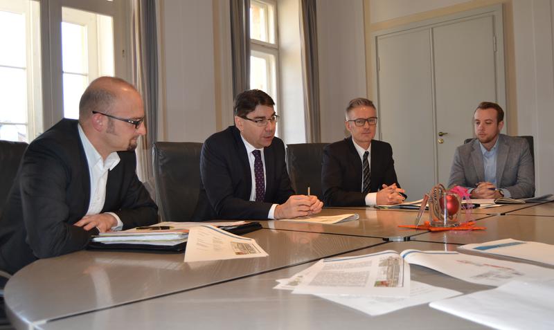 Oberb&uuml;rgermeister Thomas Hirsch (2.v.l.), Stadtbauamtsleiter Christoph Kamplade (l.), Wirtschaftsf&ouml;rderer Martin Messemer (2.v.r.) und Jonas Brachat, Mitarbeiter der st&auml;dtischen Wirtschaftsf&ouml;rderung, stellten gemeinsam die Planungen f&uuml;r die Entwicklung de