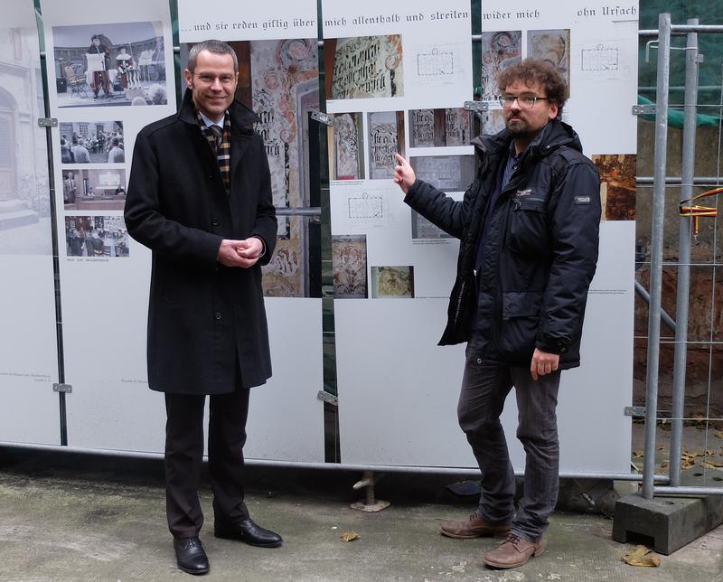 B&uuml;rgermeister Dr. Maximilian Ingenthron (links) und Stadtdenkmalpfleger J&ouml;rg Seitz vor dem historischen Haus zum Maulbeerbaum in der oberen Marktstra&szlig;e in Landau. 