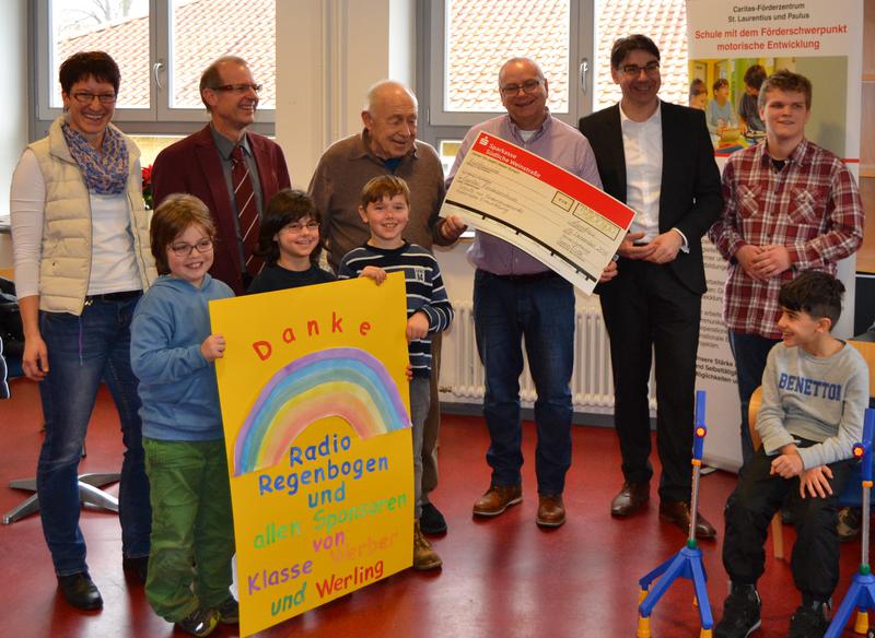 Gemeinsam mit Oberb&uuml;rgermeister Thomas Hirsch (2.v.r.) &uuml;bergaben Dr. Heiner Gei&szlig;ler (3.v.l.) und Radiojournalist Andreas Ksionsek (3.v.r) den Spendenscheck an die Verantwortlichen des F&ouml;rderzentrums.