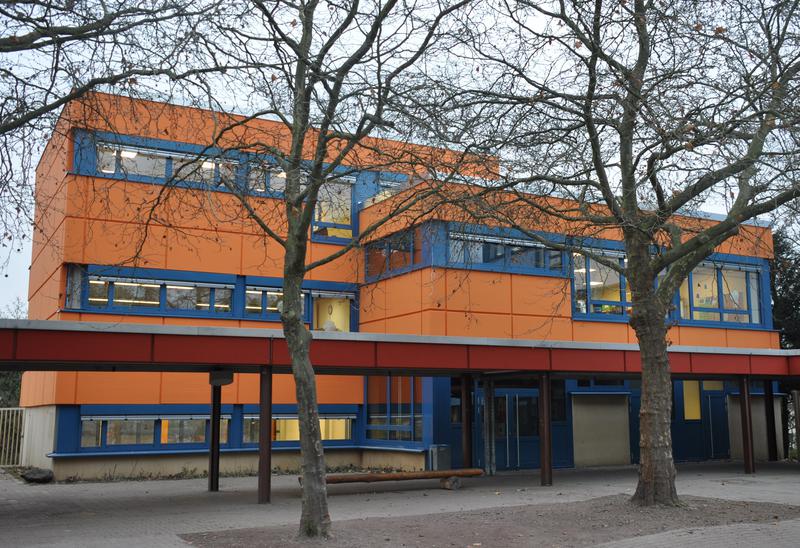 Die Geb&auml;udeteile der Konrad-Adenauer-Realschule plus erstrahlen in verschiedenen, kr&auml;ftigen Farben. So soll das bunte Logo der Schule symbolisiert werden.