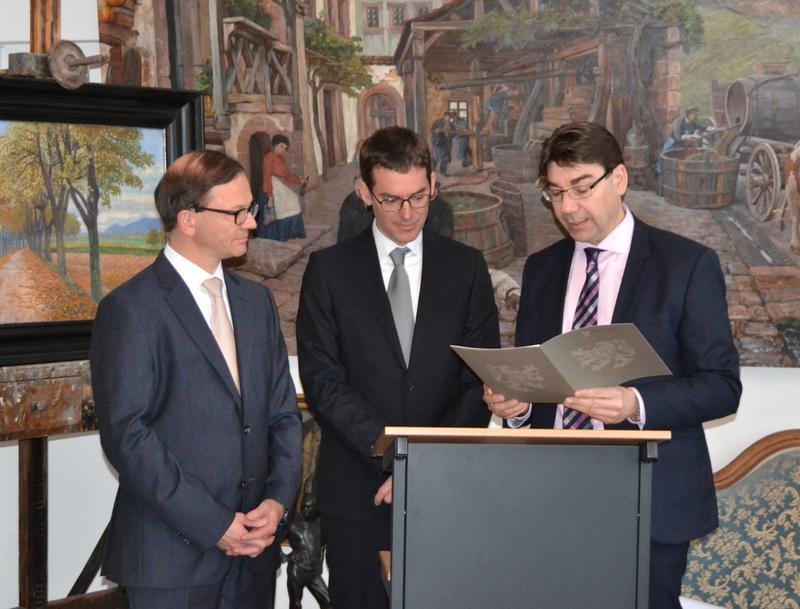 Oberb&uuml;rgermeister Thomas Hirsch (r.) &uuml;berreichte Prof. Dr. Zuschlag (l.) gemeinsam mit dem Sohn des Stiftungsgr&uuml;nders, Christian Feldbausch, den mit 5.000 Euro dotierten Preis und gratulierte ihm zu seiner Auszeichnung. 