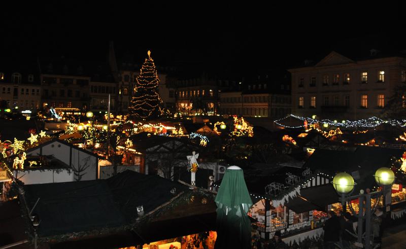 Er ist und bleibt ein Publikumsmagnet: Der Kunsthandwerkliche Thomas-Nast-Nikolausmarkt auf dem Landauer Rathausplatz.