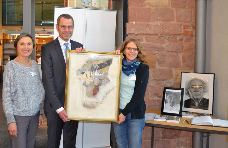 B&uuml;rgermeister und Kulturdezernent Dr. Maximilian Ingenthron nahm das von ihm erworbene Kunstwerk aus dem Nachlass von Werner Laubscher aus den H&auml;nden der Leiterin der Stadtbibliothek Amelie Goller (r.) und der zweiten Vorsitzenden des Vereins &raquo;Freunde der