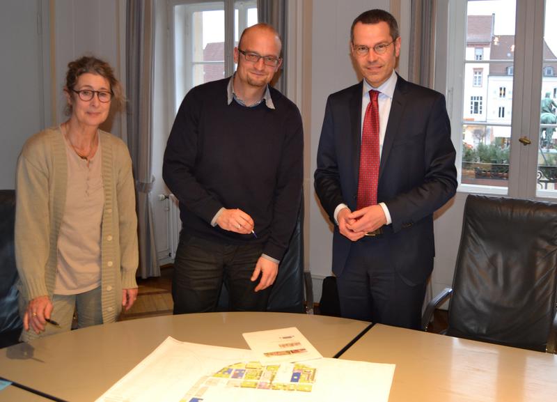 B&uuml;rgermeister und Baudezernent Dr. Maximilian Ingenthron (r.), Bauamtsleiter Christoph Kamplade und Karin Weber von der DSK haben jetzt die Jahresbilanz 2016 zur Grundst&uuml;cksvermarktung im "Wohnpark Am Ebenberg" vorgestellt.