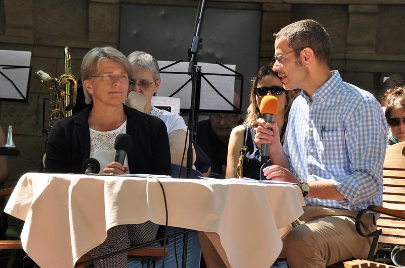 B&uuml;rgermeister Dr. Maximilian Ingenthron, Moderator der ersten Goetheparkplauderei im Jahr 2017, im Gespr&auml;ch mit VHS-Leiterin Sigrid Gensheimer. 