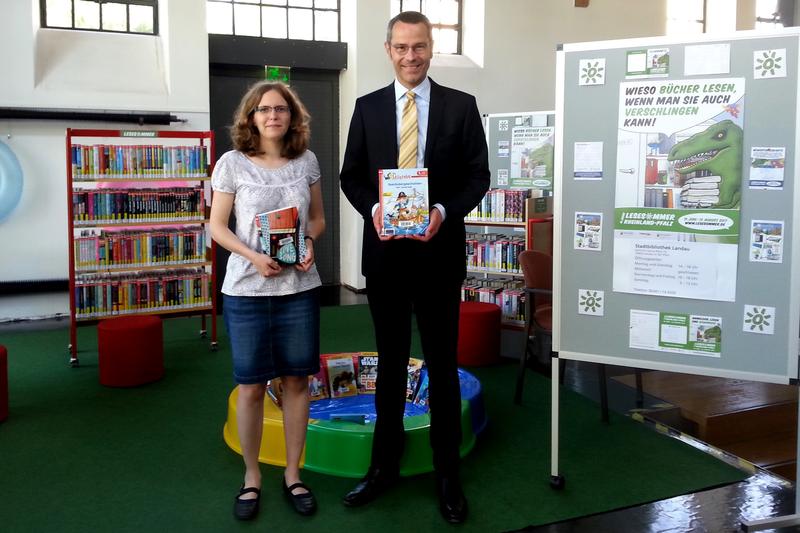 B&uuml;rgermeister Dr. Maximilian Ingenthron und Bibliotheksleiterin Amelie Goller in der &raquo;Lesesommer-Ecke&laquo; der Stadtbibliothek Landau. 