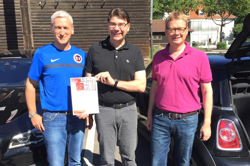 Oberb&uuml;rgermeister Thomas Hirsch (M.) &uuml;berreichte dem Vorsitzenden des SV Landau West, Peter Schilinski (l.) eine Spende in H&ouml;he von 250 Euro aus Mitteln der Sparkassenstiftung. Gemeinsam mit dem Bundestagsabgeordneten Dr. Thomas Gebhart besuchte Hirsch di