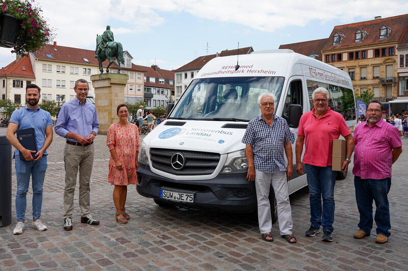 Gemeinsam bei der &Uuml;bergabe des (&Uuml;bergangs-)Fahrzeugs f&uuml;r das Projekt Seniorenbus: B&uuml;rgermeister Dr. Maximilian Ingenthron (2.v.l.), Johannes (2.v.r.) und Manuel Eisinger (l.) von REHA MED, Tr&auml;gervereinsvorsitzender Rolf L&uuml;chow (3.v.r.), die st&auml;dtische Bea
