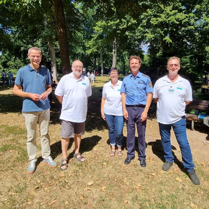 B&uuml;rgermeister Dr. Maximilian Ingenthron (l.) mit LPO-Chefdirigent Stefan Grefig (2. v. r.) sowie Vertreterinnen und Vertretern des Wei&szlig;en Rings S&uuml;dpfalz beim j&uuml;ngsten Landauer Sonntagskonzert 2022. Der Wei&szlig;e Ring darf sich &uuml;ber den Spendenerl&ouml;s aus dem Au