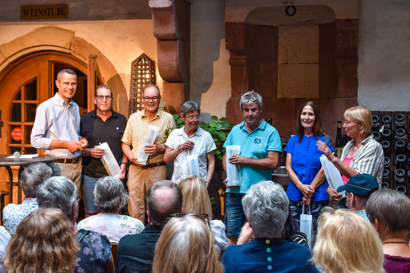 B&uuml;rgermeister Dr. Maximilian Ingenthron gemeinsam mit Thomas Kunz, Thomas Engelberg, Christine Thelen, Achim Bodenseh, Heike Klein und Gerri Marz am Er&ouml;ffnungsabend der Kleinen Montagsreihe im Frank-Loebschen Haus (v.l.n.r.).