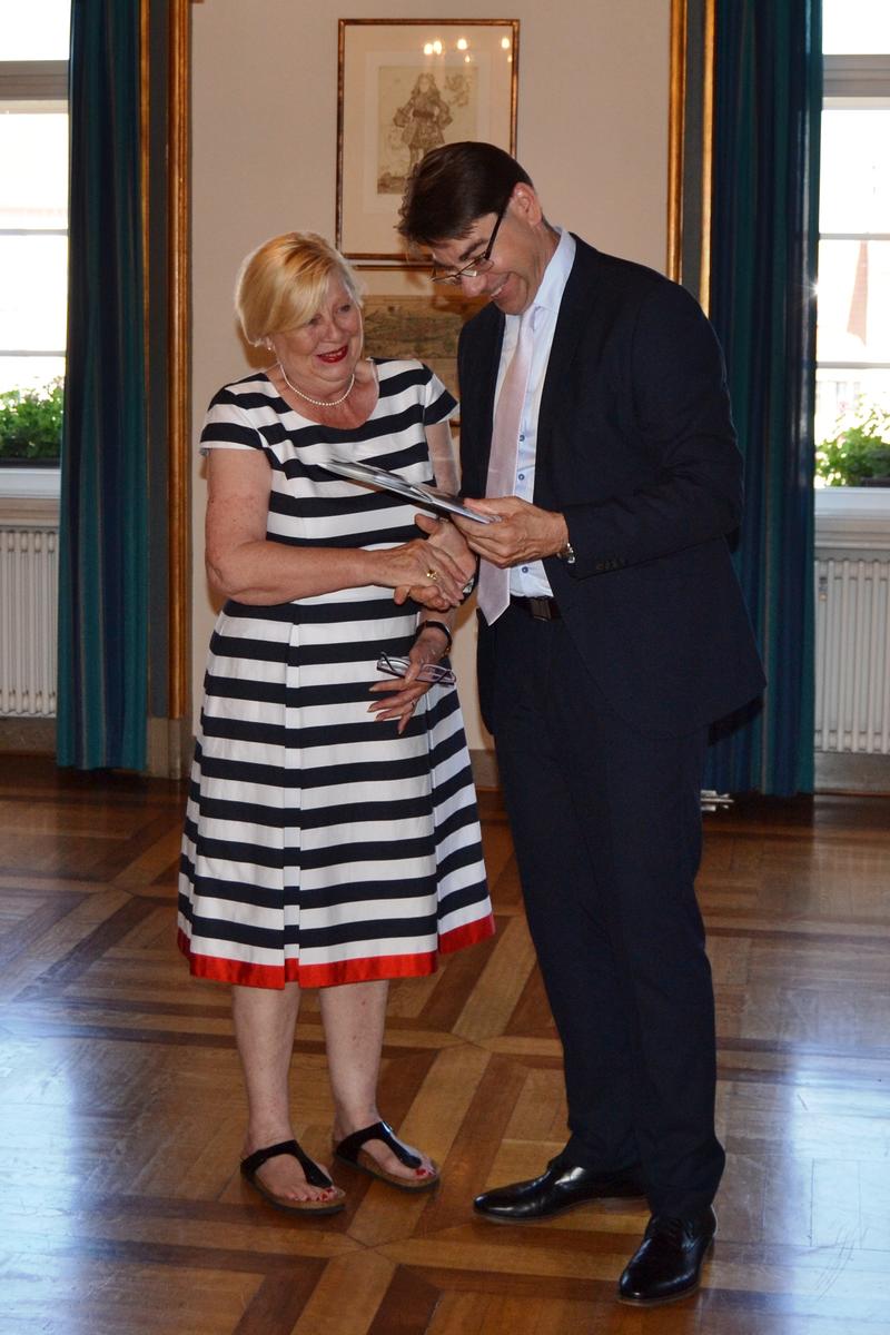 Drei Mal im Jahr werden im Landauer Rathaus Menschen aus anderen Nationen eingeb&uuml;rgert. Die Frauen und M&auml;nner erhalten ihre Einb&uuml;rgerungsurkunden aus den H&auml;nden von Oberb&uuml;rgermeister Thomas Hirsch.