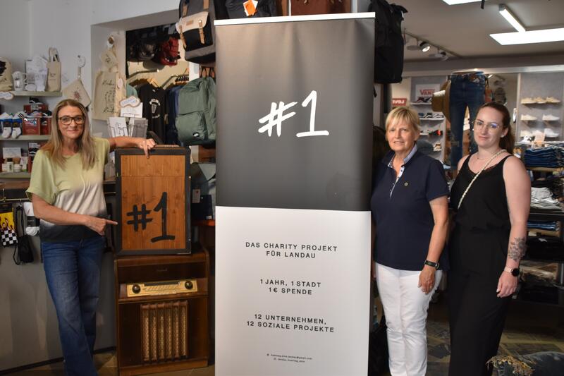 Freuen sich &uuml;ber das Landauer Charity-Projekt #1 in der Modeboutique Downtown: Inhaberin Silvia Weber, Susanna Heupel-Herbst vom st&auml;dtischen Haus der Jugend und Streetworkerin Nina Sappert (v.l.n.r.). 