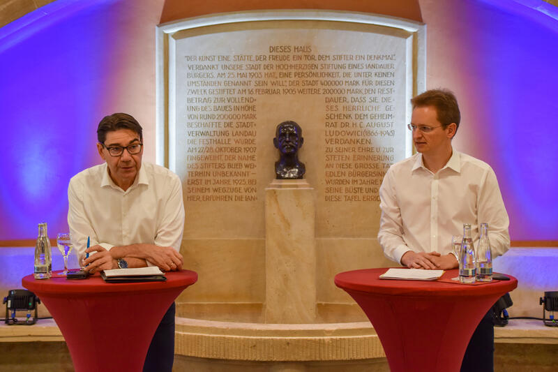 Landaus OB Hirsch (l.) und St&auml;dtetagsgesch&auml;ftsf&uuml;hrer M&auml;tzig beim Pressegespr&auml;ch zur aktuellen Energiekrise. 