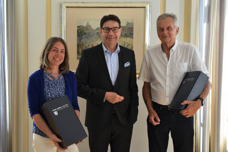 Oberb&uuml;rgermeister Thomas Hirsch (Mitte) dankt Susanne Burgd&ouml;rfer und Hans Peter Thiel f&uuml;r ihr langj&auml;hriges Engagement im Landauer Stadtrat. 