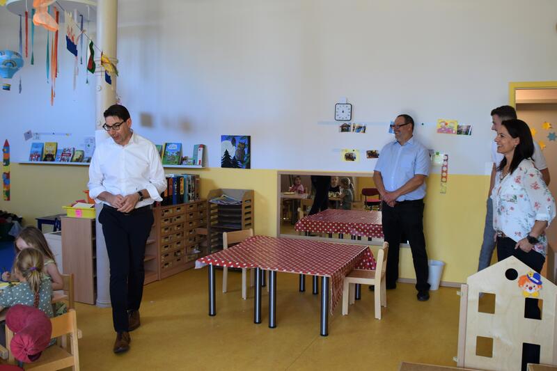 OB Thomas Hirsch (l.) beim Vor-Ort-Termin in der Kita Ponyhof gemeinsam mit Kita-Leiterin Carolin Weyrauch und Jugendamtsleiter Claus Eisenstein. 