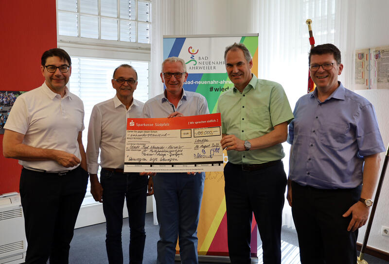 Die Verwaltungschefs Thomas Hirsch, Dr. Fritz Brechtel und Landrat Dietmar Seefeldt waren gemeinsam mit Bernd Jung zu Besuch in Bad Neuenahr-Ahrweiler und haben dem dortigen B&uuml;rgermeister Guido Orthen eine Spende in H&ouml;he von 100.000 Euro aus der Spendenak