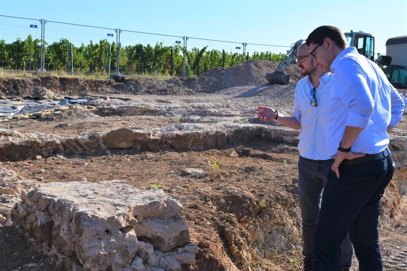 Landaus OB Thomas Hirsch informierte sich jetzt vor Ort bei Vertretern der Landesarch&auml;ologie &uuml;ber die r&ouml;mischen Funde bei Godramstein. 