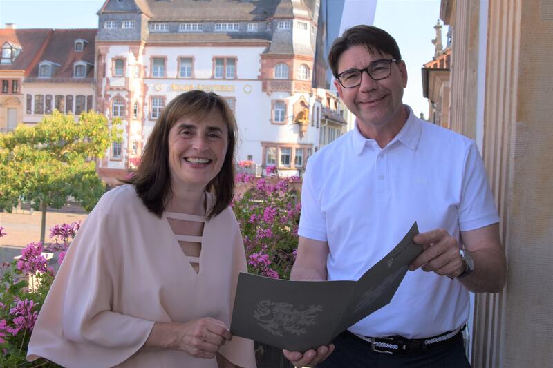 Gabriele Flach und OB Hirsch freuen sich auf eine fruchtbare Zusammenarbeit. 