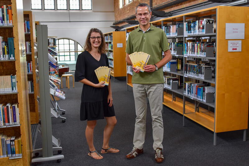 Bibliotheksleiterin Miriam J&ouml;st und B&uuml;rgermeister Dr. Maximilian Ingenthron freuen sich auf das 2. Halbjahr der 38. Landauer B&uuml;chereitage. 
