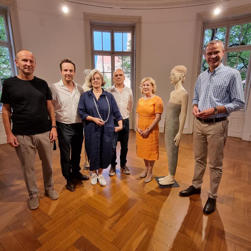 Die K&uuml;nstler Walter Moroder und Aron Demetz, Kulturwissenschaftlerin Christina K&ouml;rner, K&uuml;nstler Arnold Mario Dall'O, die  Vorsitzende des Kunstvereins Villa Streccius Dr. Monica Jager-Schlichter und B&uuml;rgermeister Dr. Maximilian Ingenthron (v.l.n.r.) bei d