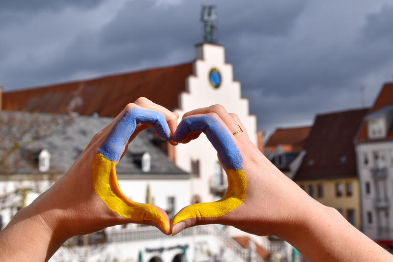 Passend zum ukrainischen Unabh&auml;ngigkeitstag und sechs Monate nach dem Angriff Russlands auf die Ukraine hat die Verwaltung jetzt &uuml;ber den aktuellen Sachstand bei der Aufnahme gefl&uuml;chteter Menschen in der Stadt Landau informiert.