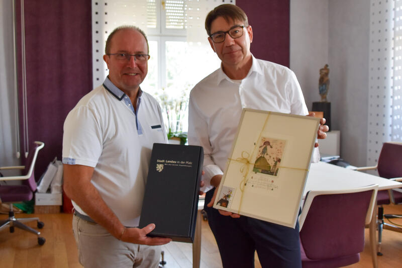Anl&auml;sslich des 60. Geburtstags von Maire Claude Sturni (l.) war Landaus OB Thomas Hirsch (r.) jetzt zu Gast im Haguenauer &raquo;H&ocirc;tel de ville&laquo;. 