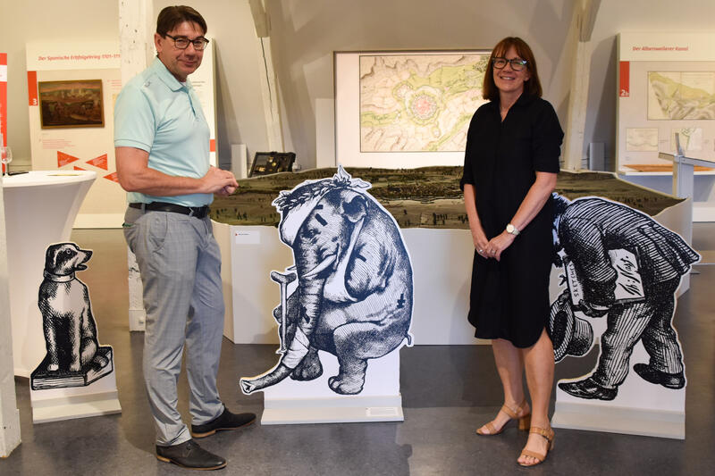 Oberb&uuml;rgermeister Thomas Hirsch (l.) und die Vorsitzende des Thomas-Nast-Vereins, Christine Kohl-Langer (r.), rufen Karikaturistinnen und Karikaturisten dazu auf, sich bis zum 15. Oktober f&uuml;r den Thomas-Nast-Preis zu bewerben. 