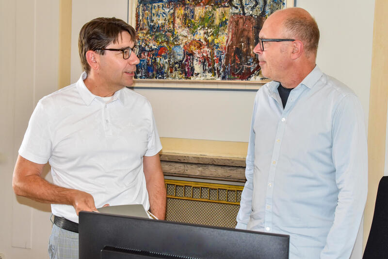 Der amtierende und der k&uuml;nftige Landauer Oberb&uuml;rgermeister: Thomas Hirsch (l.) und Dr. Dominik Gei&szlig;ler. 