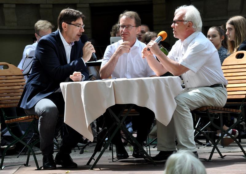 Zu den G&auml;sten, die Oberb&uuml;rgermeister Thomas Hirsch (l.) zu den Goetheparkplaudereien empfing, geh&ouml;rten auch Dekan Volker Janke (2.v.l.) und der fr&uuml;here Stadtarchivar Dr. Michael Martin. 