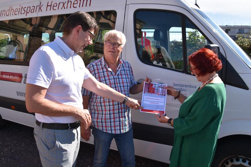 OB Thomas Hirsch (l.) &uuml;berreichte dem B&uuml;rgervereinsvorsitzenden Rolf L&uuml;chow und dessen Stellvertreterin Maria Sch&ouml;nau jetzt bei einem Vor-Ort-Besuch eine Spende in H&ouml;he von 1.500 Euro f&uuml;r das Projekt Seniorenbus.