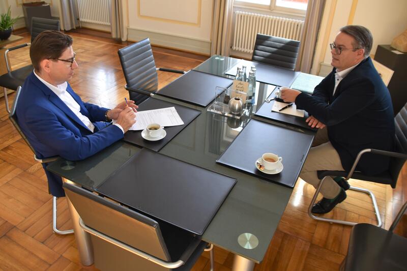OB Thomas Hirsch (l.) empfing jetzt Staatsminister Dr. Tobias Lindner zum Austausch im Landauer Rathaus.