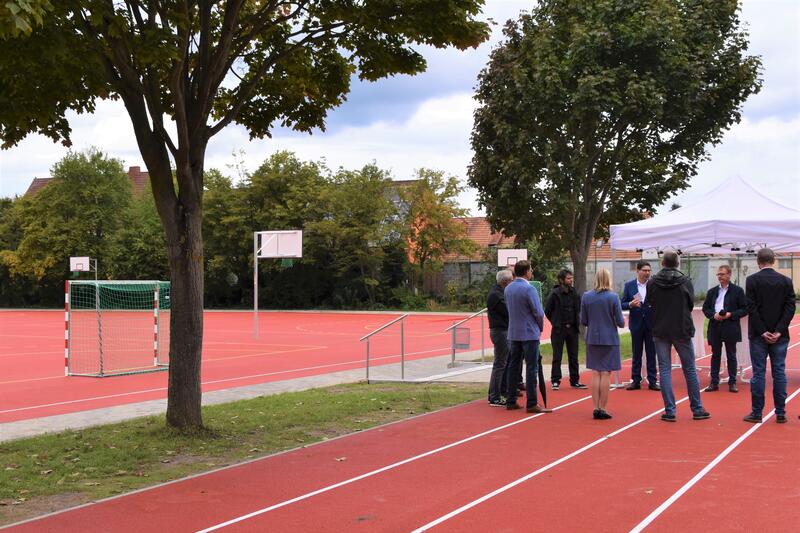 ESG, IGS und Paul-Moor-Schule in Landau freuen sich &uuml;ber eine neue, topmoderne Sportanlage. 